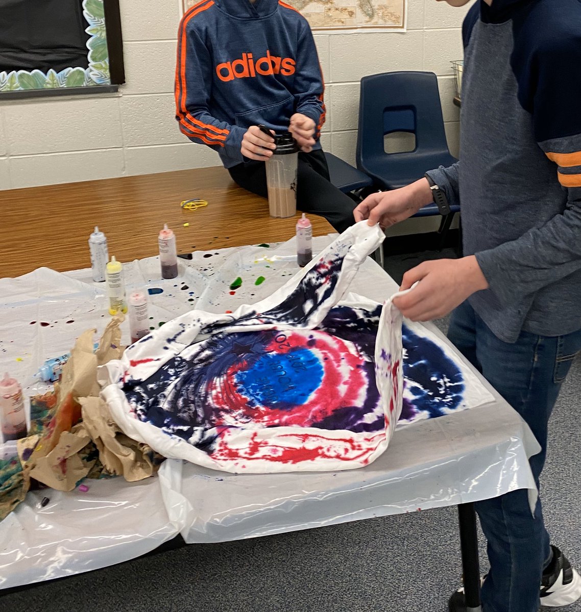 BVMartinELA's tweet photo. Did some tie-dying in Hubble House today. 🌈 Excited to see how these house shirts turn out! @hssdbv @HSSD https://t.co/bzYTyTrEI6