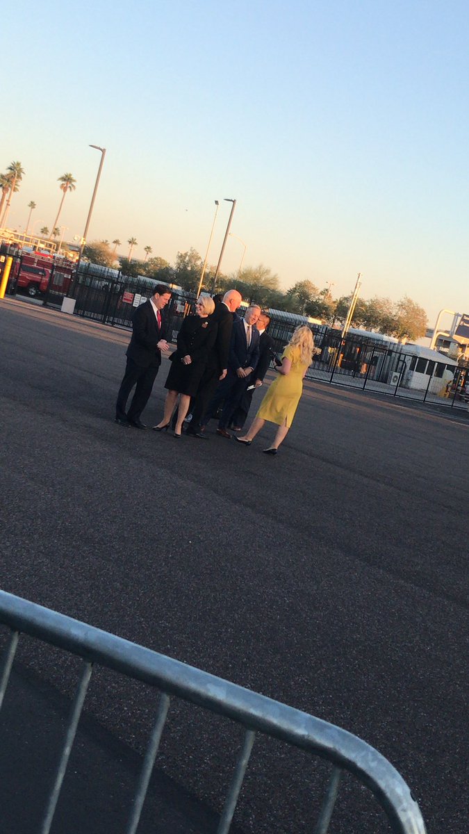 jboehm_NEWS's tweet image. Governor Doug Ducey, Senator Karen Fann, Senator Rusty Bowers, Mesa Mayor John Giles and Attorney General Mark Brnovich are gathered on the tarmac ready to greet President Donald Trump. #TrumpinAz #TrumpRallyPhoenix