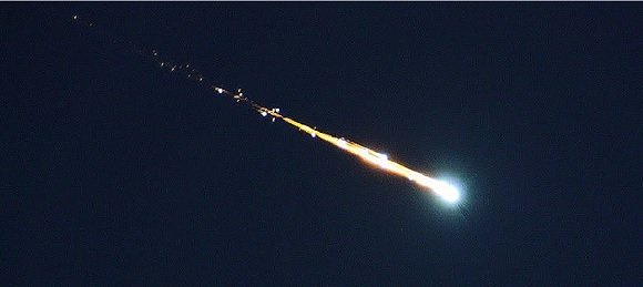 la_sierpe's tweet photo. Caída de #MeteoroMexico. Un meteorito surcó el cielo en varios estados de México la noche de este martes, envuelto en una bola de fuego. Las imágenes del fenómeno coparon las redes sociales en el país. #MeteoroMexico https://t.co/gGAGzlpNCG