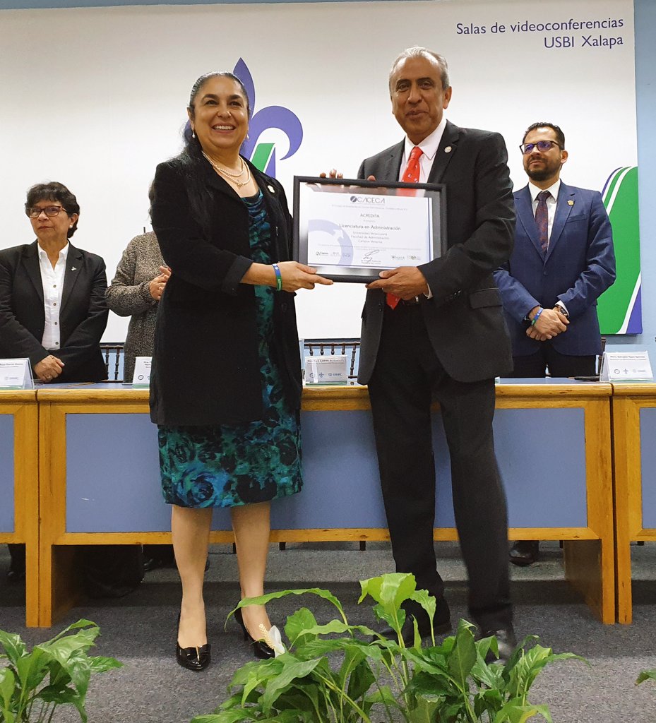 SaraLdeG's tweet photo. Leydi López Castro, directora de la Facultad de Administración, región Veracruz, recibe reacreditación del programa educativo de Administración, por parte del Consejo de Acreditación en Ciencias Administrativas, Contables y Afines, #CACECA.
#UV_DamosMás https://t.co/CEAPYmdX3R