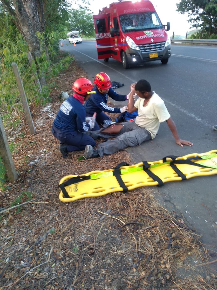 BomberosCaucas1's tweet photo. Se atiende persona lesionada por incidete de tránsito en el corregimiento de guarumo Cáceres quién fue valorado y trasladado al  centro  sistencial para atención médica. Serví a la #comunidad es nuestra #prioridad #CBVC @CITELDNBC @DNBomberosCol https://t.co/YhqpykHKpK