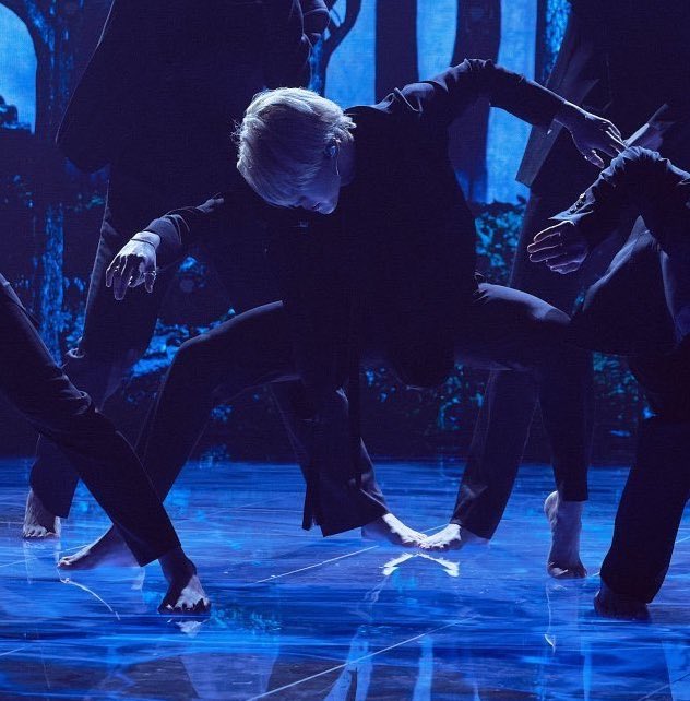 [Black Swan Jimin Dance Analysis Thread]Black Swan is a hauntingly beautiful piece about the fear of losing one’s passion for something one used to love. The choreography is a beautiful complement to the song’s message and the group pulls it off wonderfully. #JIMIN  @BTS_twt
