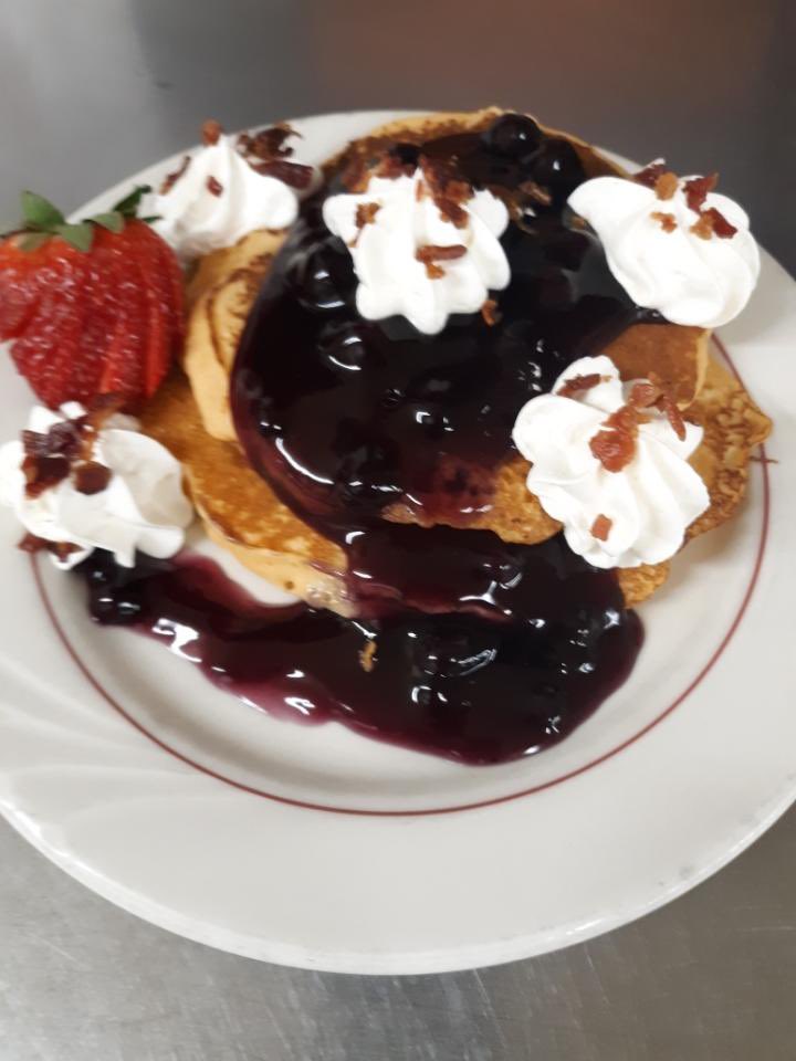 StAndrewsHC's tweet photo. Oompa Loompa pancakes! Chocolate brownie parfait #willywonka #themedweek @StAndrewsHC @DeversArden @ClippertEric https://t.co/Hyk4oeXeGR