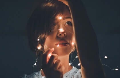 인간에게는
마치 홍역을 치르는 듯이
하는 것들이 많다

그 중에
슬퍼하는 것도
절망스러워 하는 것도
어느 만큼씩은 겪어야
하는 것 같다

그런 것들을
겪어야 온전한 인간으로서
인정받을 수 있다면 굳이
마음 아파할 필요가 있겠는가?

「마음에 새겨두면
좋은글」중에서