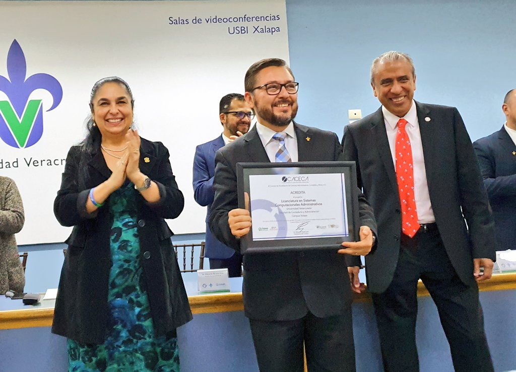 SaraLdeG's tweet photo. .@jricardezj recibe reconocimientos de reacreditación de tres programas educativos: Administración, Contaduría y Sistemas Computacionales Administrativos, por parte del #CACECA.
#UV_DamosMás https://t.co/vr3BQbN5fE