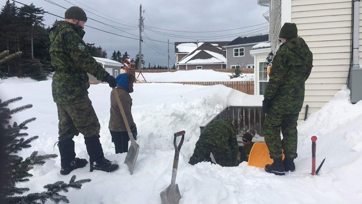 CanMNews's tweet photo. HMCS Cabot sailors help neighbours in storm-ravaged St. John’s #HMCSCabot #RCNavy https://t.co/iBnPAGowpY https://t.co/fc0snjE2C7