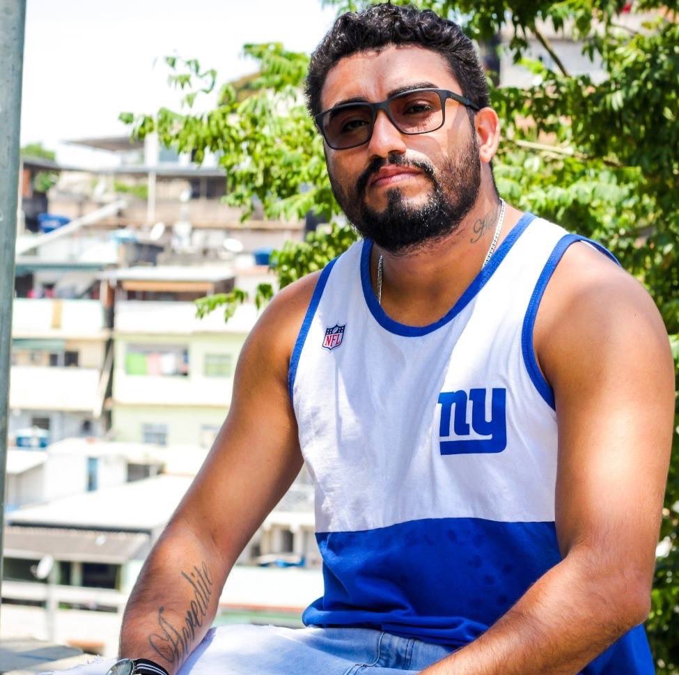 eurenesilva's tweet image. URGENTE 

@raullsantiago é detido no Complexo da Maré 

O ativista do @CPapo_Reto estava saindo da favela da Maré junto com outros 2 parceiros de trabalho, quando um deles foi cercado pela polícia e o Raull começou uma transmissão ao vivo no twitter pra mostrar a abordagem!