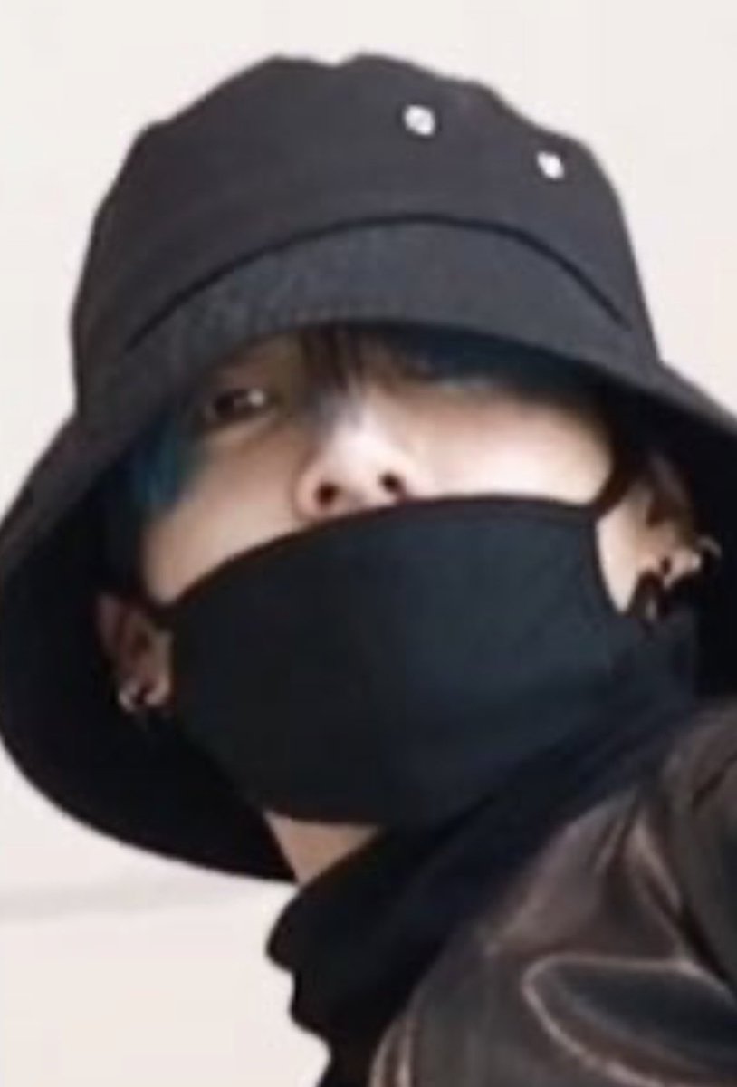 kookcakee's tweet photo. ABRO HILO DE "AMÉN " PARA QUE JUNGKOOK SUBA UNA SELCA CON SU CABELLO AZUL Y VESTIDO TODO DE NEGRO

AMÉN MARÍA Y JOSÉ https://t.co/sb91qJi0hd