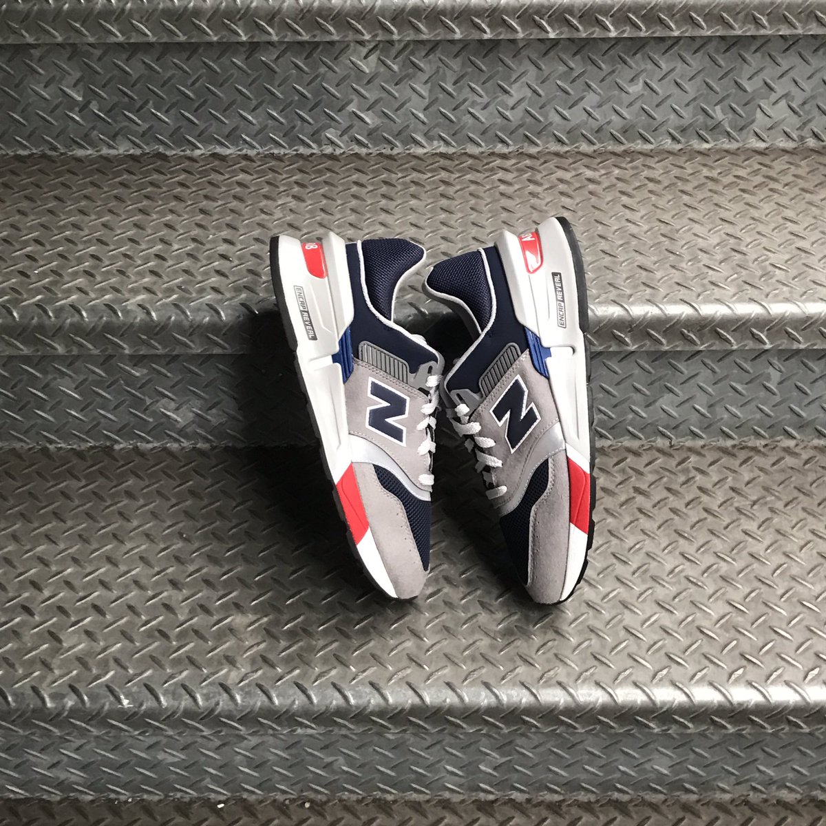 oshmans_SJK_5FS's tweet photo. 『NEW ITEM』
new balance
MS997
”NEW ENGLAND PACK”

https://t.co/8RDNa1VQXB

#ニューバランス #MS997 #スポーツスタイル #スニーカー #マサチューセッツ州 #アメリカ北東部 #6州 #トリコロール #インスパイア #コンセプト #フューチャークラシック #オッシュマンズ新宿 #春の新作 #新生活 https://t.co/1ahTNQVxhD