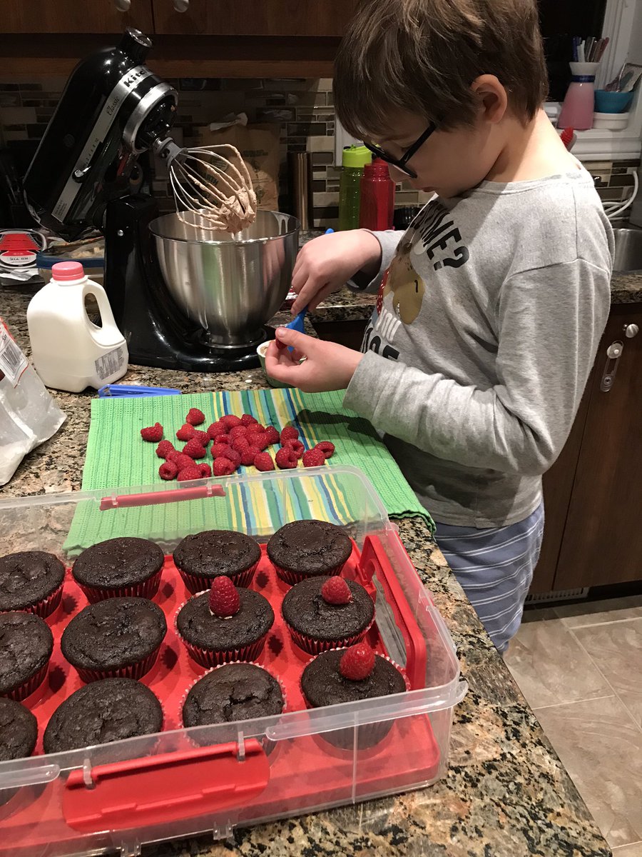 stephbell81's tweet photo. My baking buddy is a bit serious but quite methodical! #LeadersGC #SharingPassions #Yummy https://t.co/wgpCWJlWD0