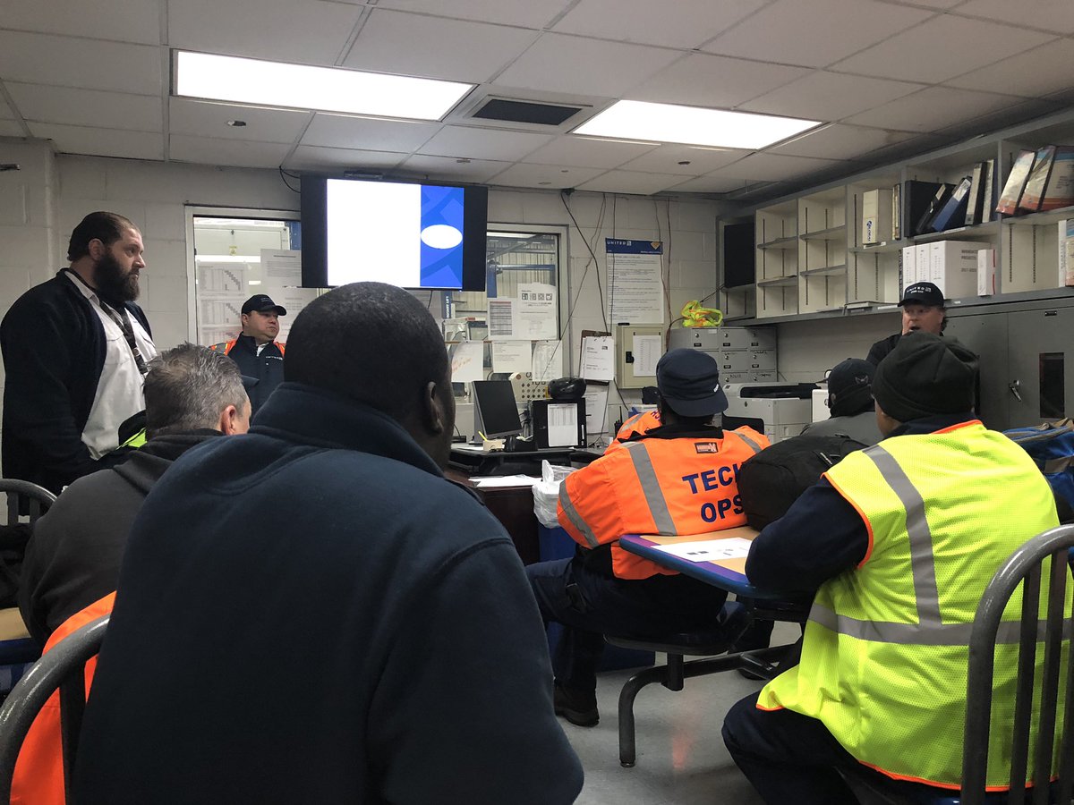 Very excited for GSE’s first midnight shift SAT meeting! Giving all shifts the opportunity to raise their voice around safety. @EWRmike @Nkopic66 @Bryant_United #ewrtogether #unitedinsafety #safetyfirst