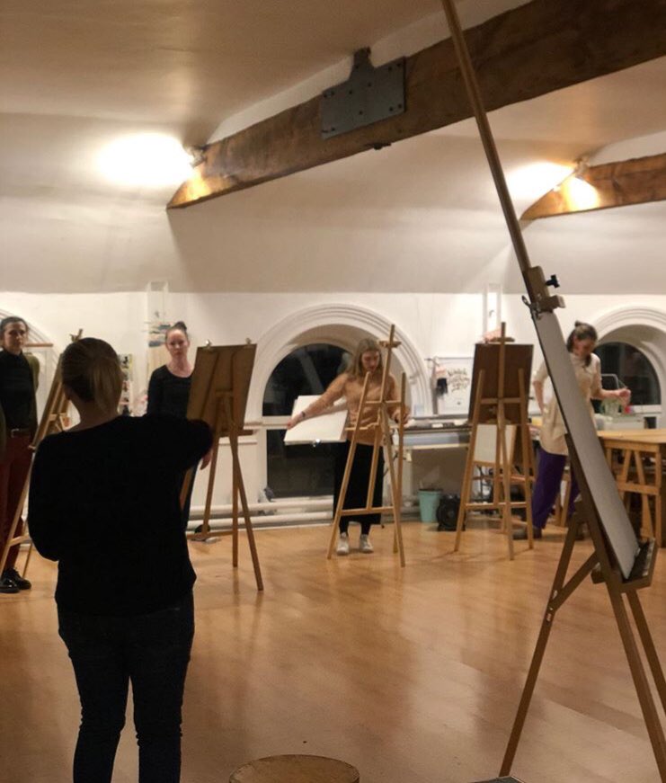 TessaHoughton's tweet photo. As  my alter ego- @drawing_leeds  On Tuesdays I teach life drawing 🤓 
Action shot from @ldsdrawingclub  
#creativeleeds 
#goodforthesoul https://t.co/Fhl8E5kbcf