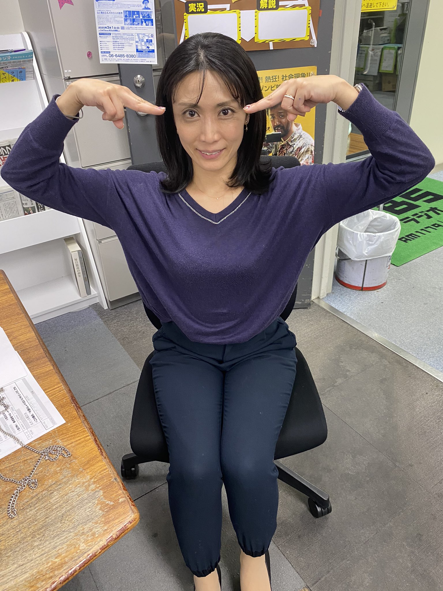 上泉雄一のええなぁ ちなみニュース担当 松川浩子アナウンサー 韓国発で日本の女の子達の間でも流行っている髪型 シースルーバング にした松川さん 前髪がおでこに当たってかゆいそうです ええなぁ 松川浩子 シースルーバング 前髪を切りまし