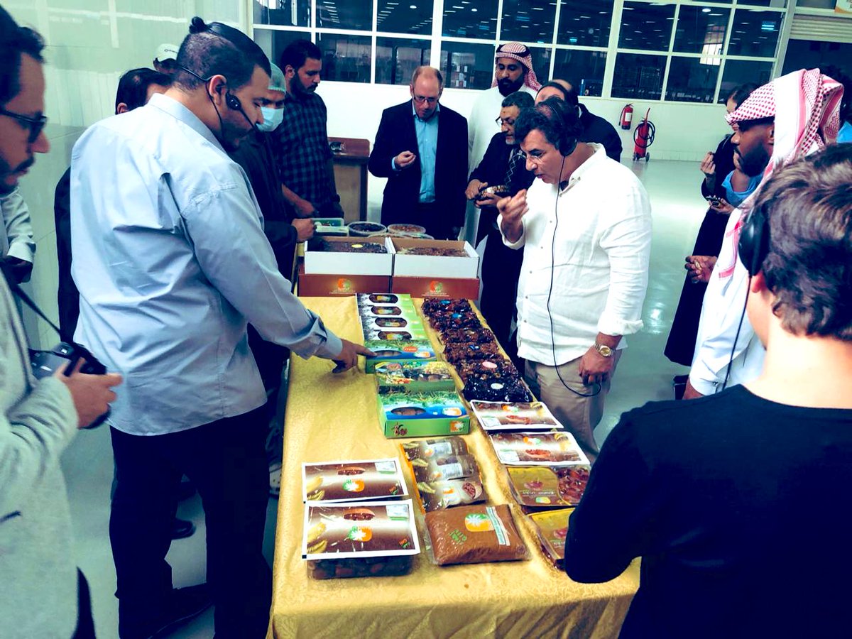 CamilaSande's tweet photo. Iniciamos a 2ª etapa da Missão ao Oriente Médio com visita ao mercado de frutas e vegetais, ao supermercado Lulu, uma das maiores redes do O. M. e com a ida a uma fazenda de tâmaras, onde podemos ver uso da água, produção e processamento.  Aprendizado na Arábia Saudita! #AGROBR https://t.co/PwSnj4Tn3K