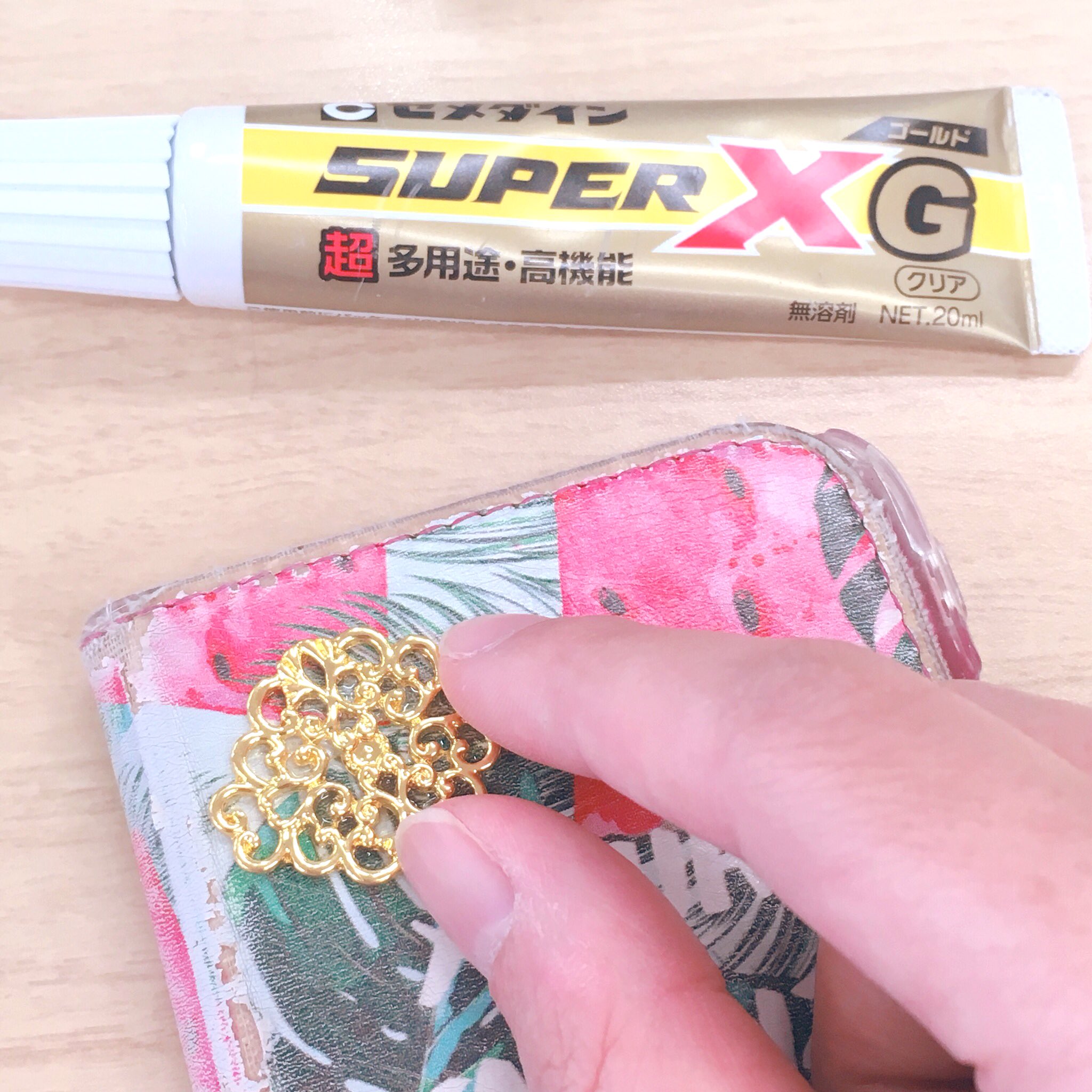 セメダイン W O スマホケースにパーツやラインストーンを貼りたい時は スーパーx でどうぞ 金属 プラ 布 レザー ラインストーンなど どの組み合わせでもokです 瞬間接着剤だとパーツが白くなったり 木工用だとプラや金属がキチンと