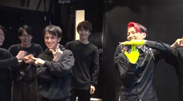 _____d01r01_'s tweet image. これだけ言わせて！

3送会でEXTRAPさん来てくれた😭💐
トラジャとも嵐とも共演してて覚えてたからもう幸せでしかなかった！
「指の万華鏡」生で見れてよかった😭
学校バレる、、笑

#EXTRAP #指の万華鏡
youtu.be/2pf_fDgAbjI