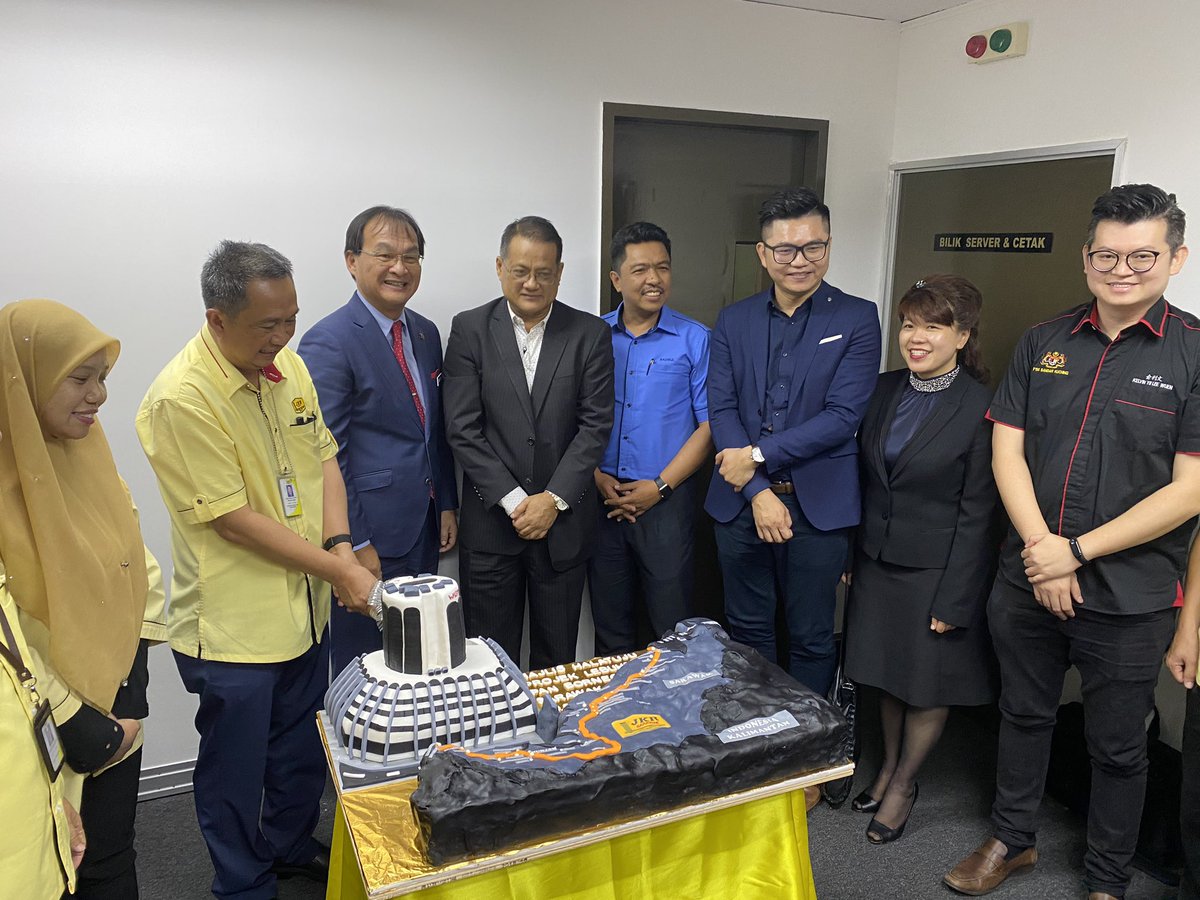 Majlis Hala Tuju Lebuhraya Pan Borneo serta Penyerahan Surat Pelantikan Superintending Officer (SO) kepada JKR Sarawak disempurnakan oleh YB Baru Bian di Wisma Saberkas, Kuching pagi tadi. (Admin) 
#KKR#JKRSarawak#PanBorneoHighway