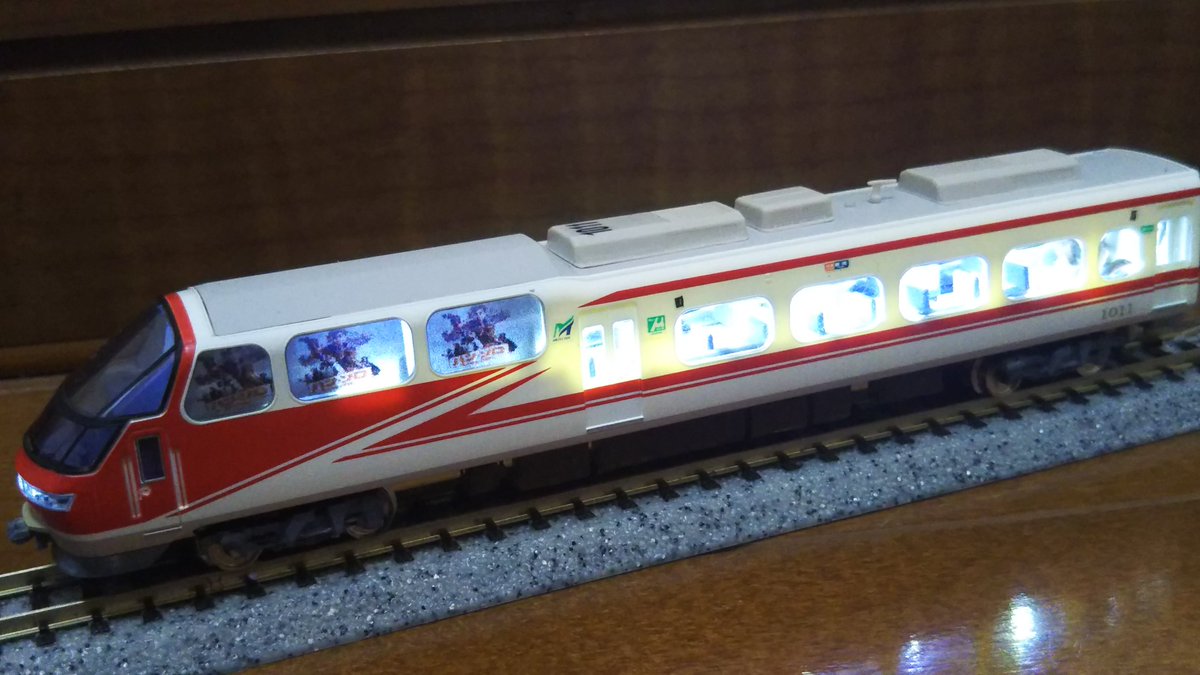 70049Thomas's tweet photo. 1011f展望席に室内灯を入れたハン・ソロの広告が光っていい感じ！
#名鉄Nゲージ
#パノラマsuper
#1011f https://t.co/JTbqbpQCDi