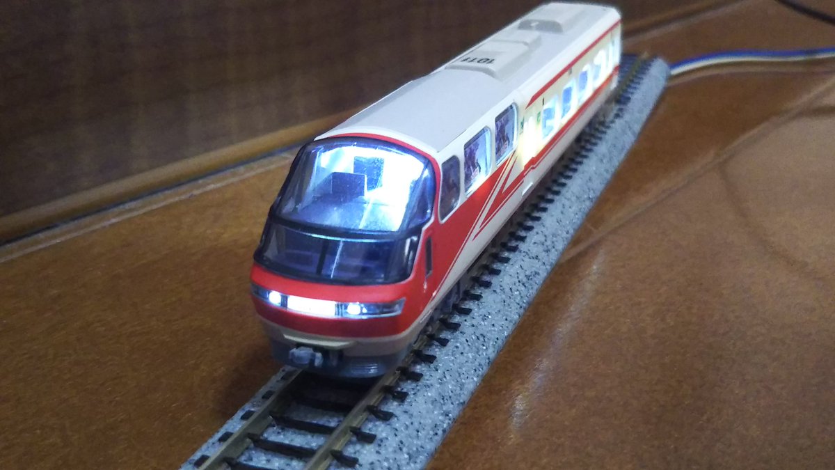 70049Thomas's tweet photo. 1011f展望席に室内灯を入れたハン・ソロの広告が光っていい感じ！
#名鉄Nゲージ
#パノラマsuper
#1011f https://t.co/JTbqbpQCDi
