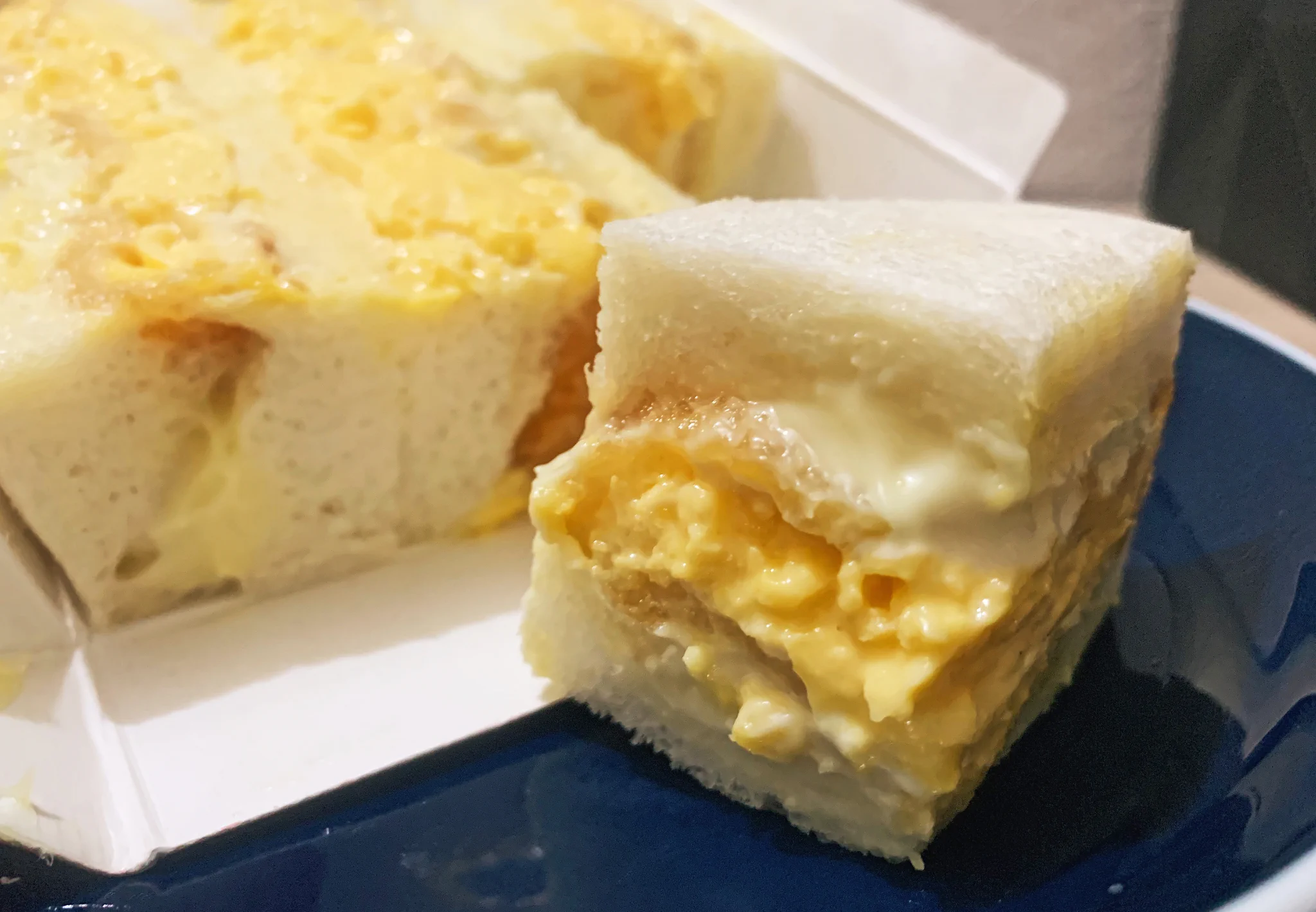 大阪北新地駅近くの「北新地サンド」のタマゴカツサンドがとてもおいしそう。玉子とマヨネーズ×カツの相性抜群。