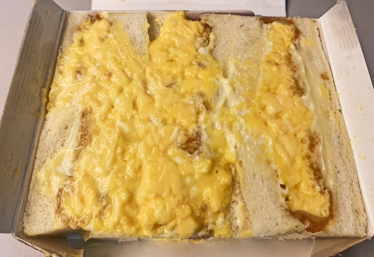 大阪北新地駅近くの「北新地サンド」のタマゴカツサンドがとてもおいしそう。玉子とマヨネーズ×カツの相性抜群。