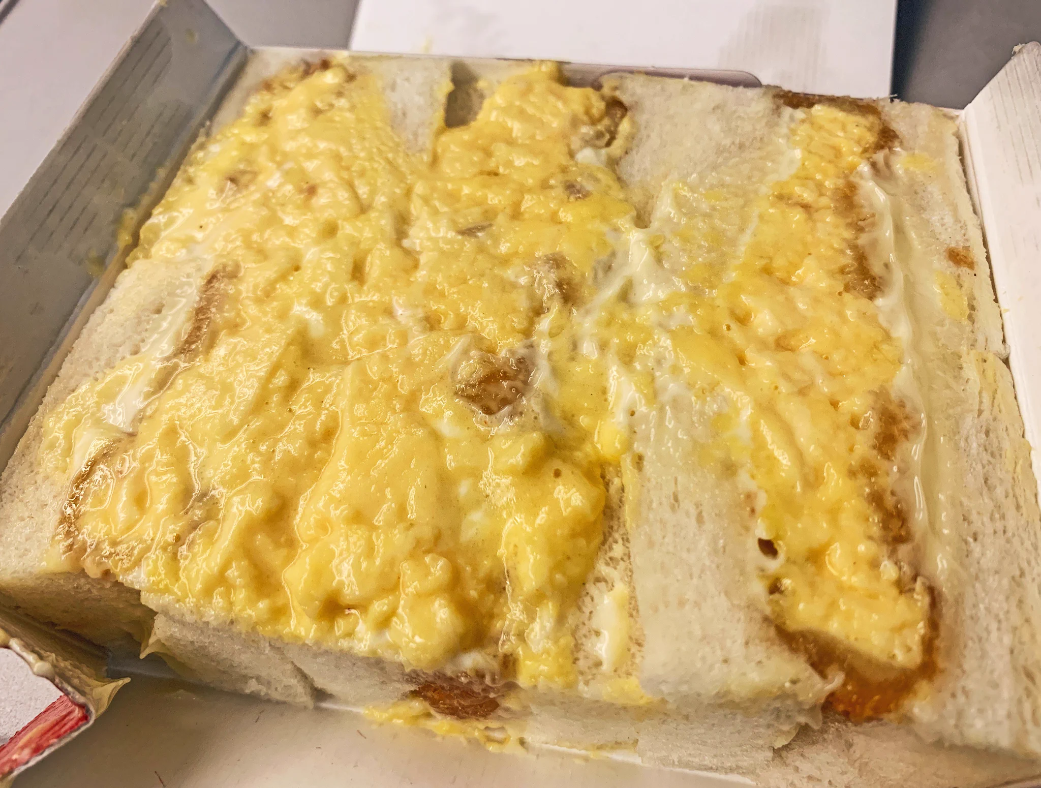 大阪北新地駅近くの「北新地サンド」のタマゴカツサンドがとてもおいしそう。玉子とマヨネーズ×カツの相性抜群。