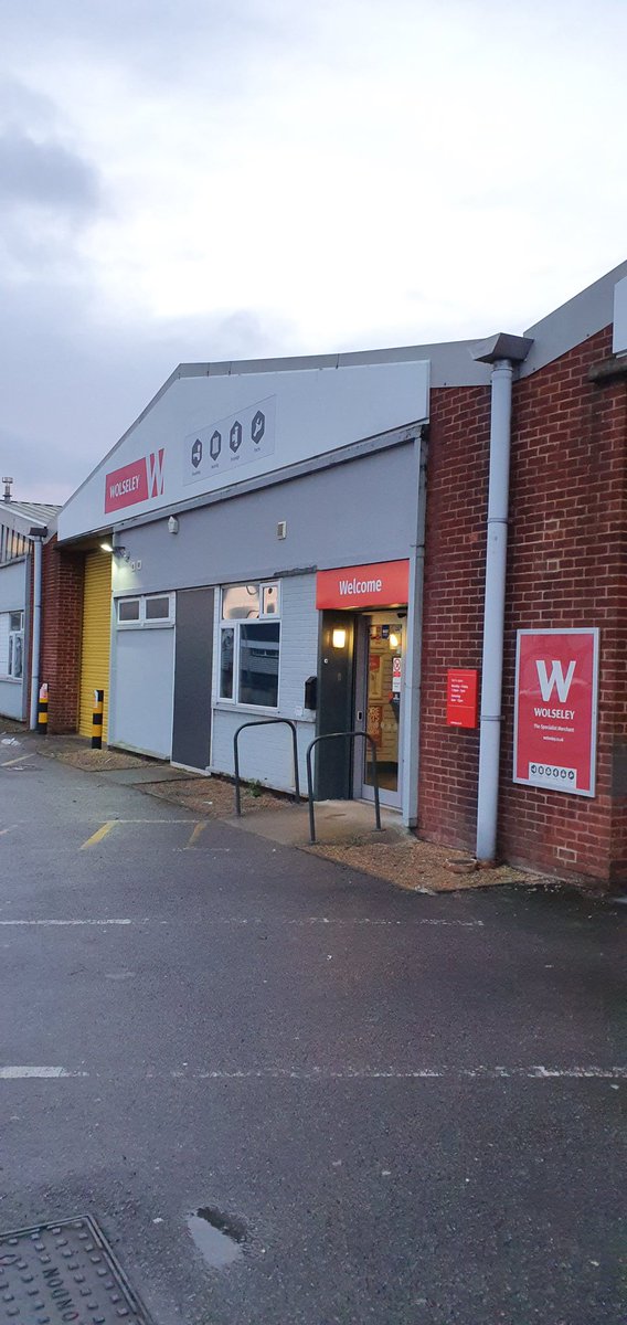 Salamander_Sean's tweet photo. All set and ready to go at @WolseleyUK #Cheltenham for an @salamanderpumps #BrekkieMorning come along and see the revolutionary #Eve #ShowerPump in action and learn about our new range of #Accumulators #AccuBoost #SaladAndAmanda https://t.co/ilbGrdPbA1