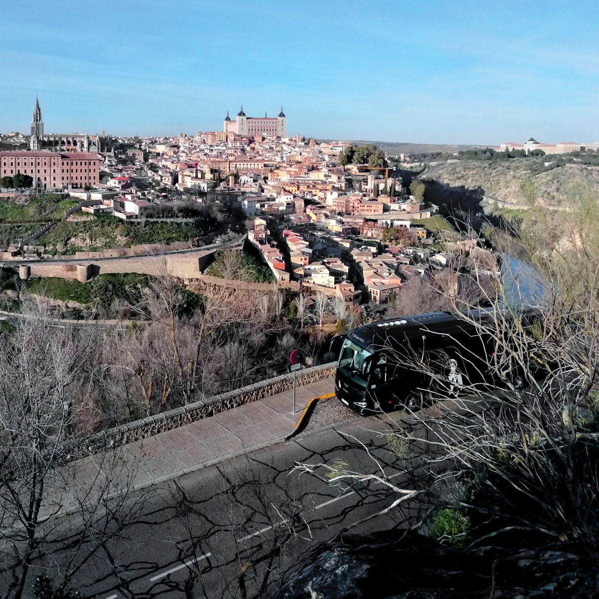 Toledo, Patrimonio de la Humanidad e imponente ciudad de las tres culturas. Acompañada por el río Tajo, rezuma historia a través de sus monumentos, de su arquitectura y de su gente. Todo un lujo viajar hasta aquí con nuestro #BUS55. Cuando queráis, os llevamos ; ) 📷 Emilio
