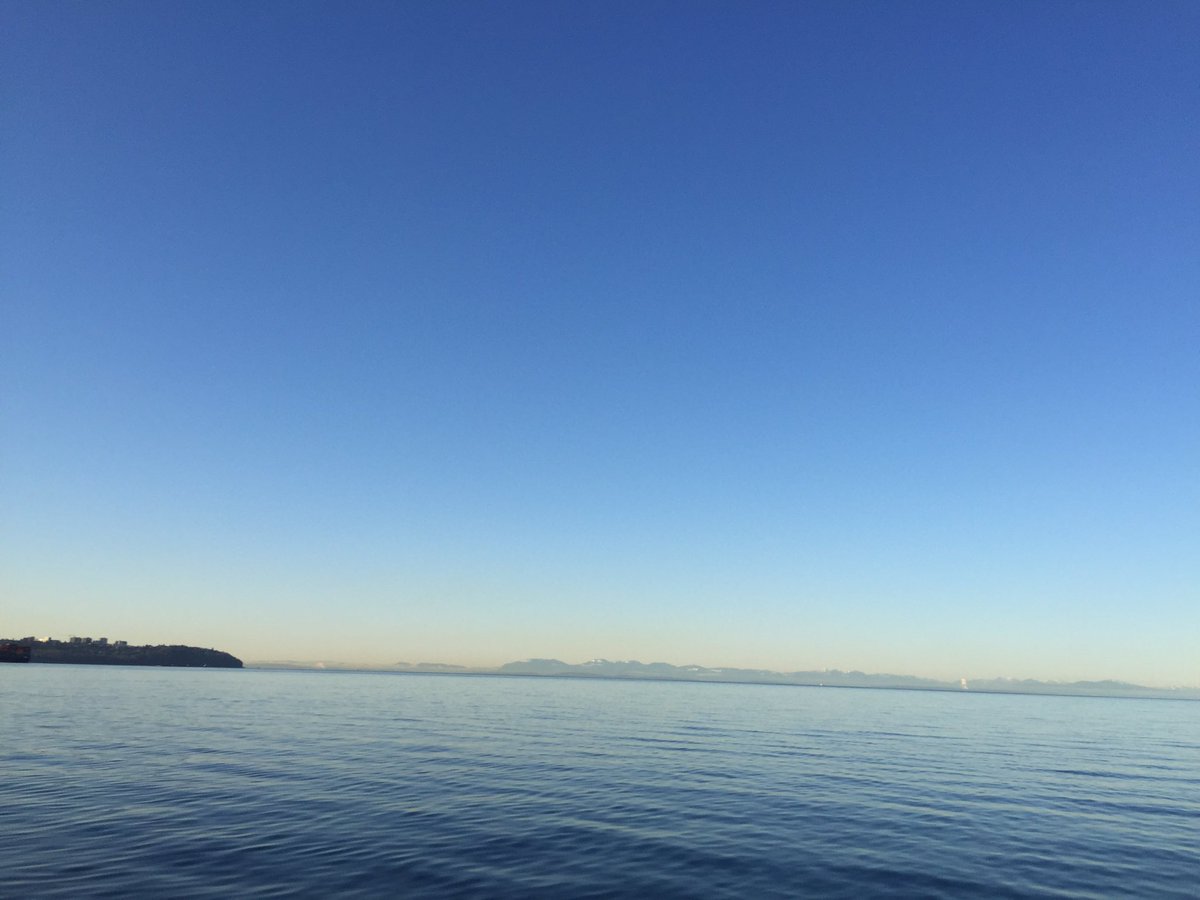 VPDMarineUnit's tweet photo. Beautiful morning out on the water today! Forgetting all about the rain and snow on days like these 😎😃 @VancouverPD https://t.co/wTmMUABUYF