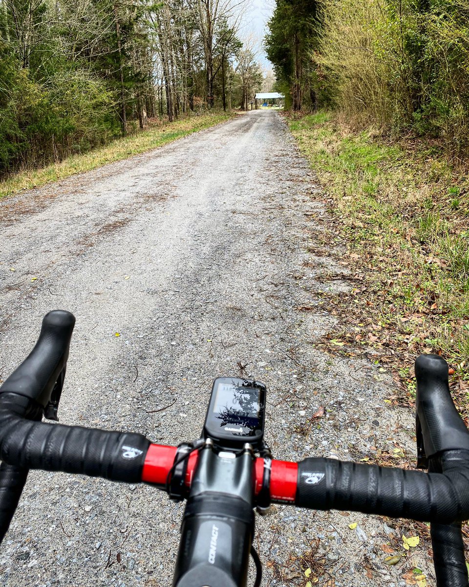 BikeandT's tweet photo. Found some #gravel today! Nothing my 28mm tubeless canโt handle. And Iโve raced #Battenkill 7x on 23mm clinchers. No disc brakes existed on road or cross bikes back then. #gravelrace #gravelride #cycling @RasputitsaRide https://t.co/2yx8PVGsOU