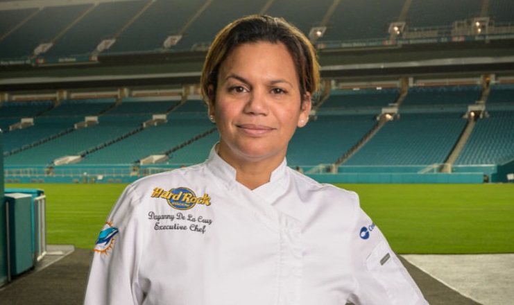 BrunoVH68's tweet photo. How to feed 65,000 people in one night... Meet #Superbowl Chef Dayanny de la Cruz, the first female chef to host the Superbowl. #Centerplate #Sodexo https://t.co/AetnCf2a7V https://t.co/Ya87krnXRR