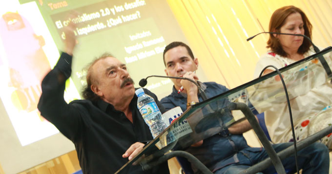YaselToledo10's tweet photo. Espere la transcripción del Dialogar, dialogar, realizado #hoy en Pabellón #Cuba. Dos horas de interesante intercambio, con Rosa Miriam Elizalde e Ignacio Ramonet. sobre Colonialismo 2.0 y desafíos de la izquierda.Favorables reflexiones para tener en cuenta siempre. #AHSCuba. https://t.co/PeEm8yC5XB