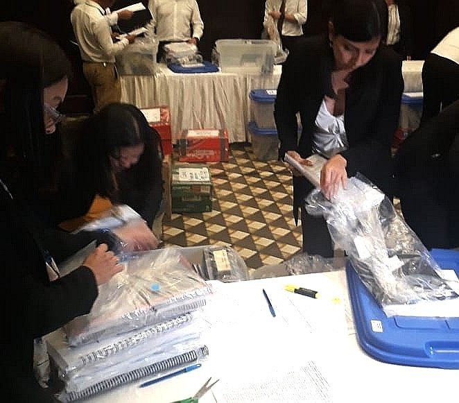 guatevisible's tweet photo. #PostuladoraVisible🔎

La Comisión de Postulación de CSJ entrega al Congreso los expedientes de los 26 candidatos que integran la nómina. Personal del Legislativo revisa su contenido.

#CSJIntachable https://t.co/T8jtFOSgQa