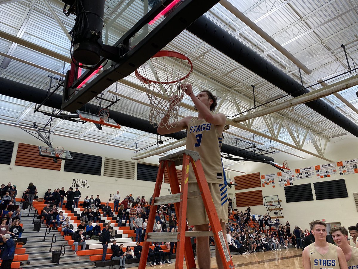 RobJesselson's tweet photo. The Deer Park Stags are cutting down the nets! They top Freeman 71-62 to win the district title! @SWXRightNow https://t.co/UuHjNJIsTB