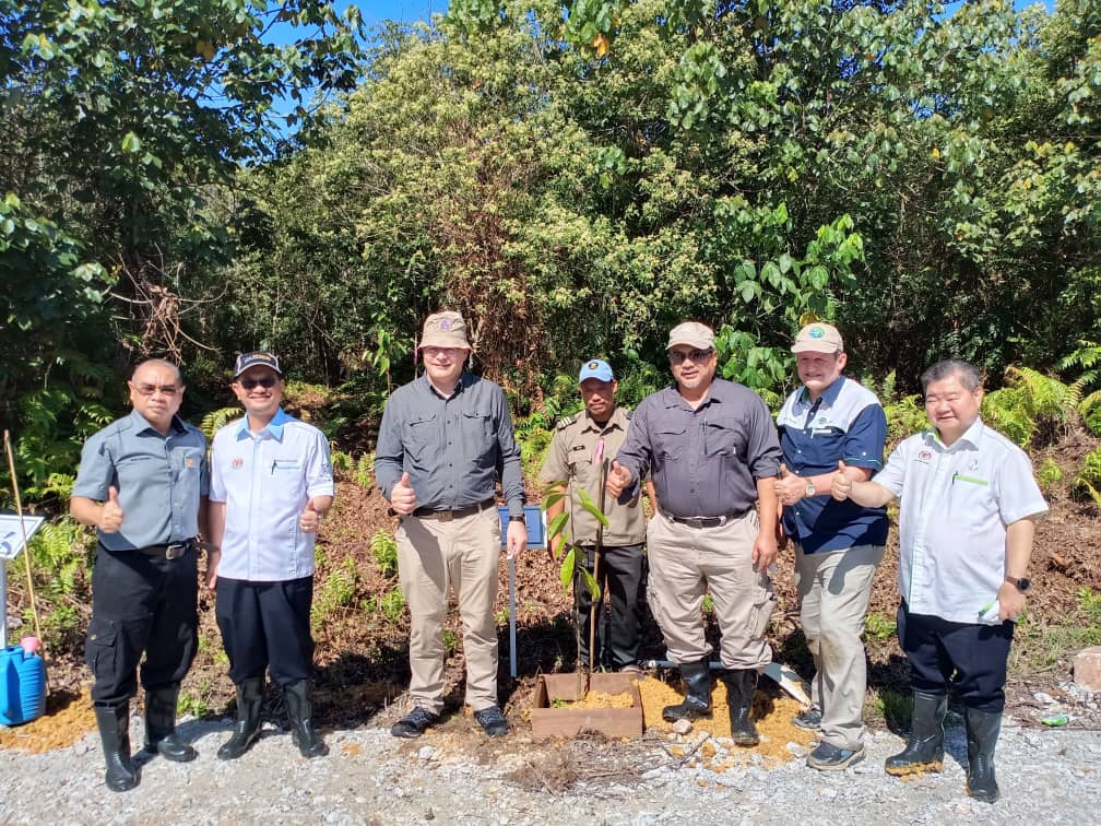 tengkuzulpuri's tweet photo. The Working Visit of H.E. Charles Hay, 
British High Commisioner to Malaysia 

To

Raja Musa Peat Swamp Forest Reserve, Selangor https://t.co/PzGysZPzpd