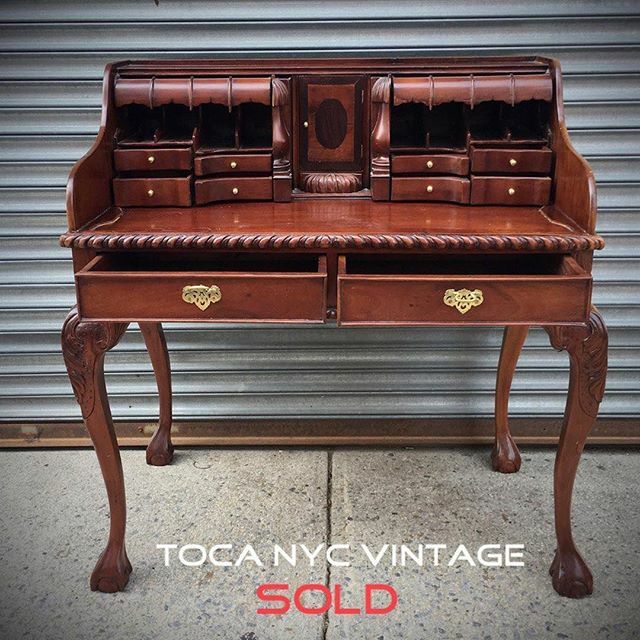 FireLilyVintage's tweet image. SOLD!, but if you are looking for something specific we may have it in stock

info@tocanycvintage 
#tocanycvintage #brooklynvintage #hudsonvalleyantiques #vintagestore #queensvintage #nycantiques #vintageseller #chippendalestyle #writingdesk #escritoire … ift.tt/2ucHeP2