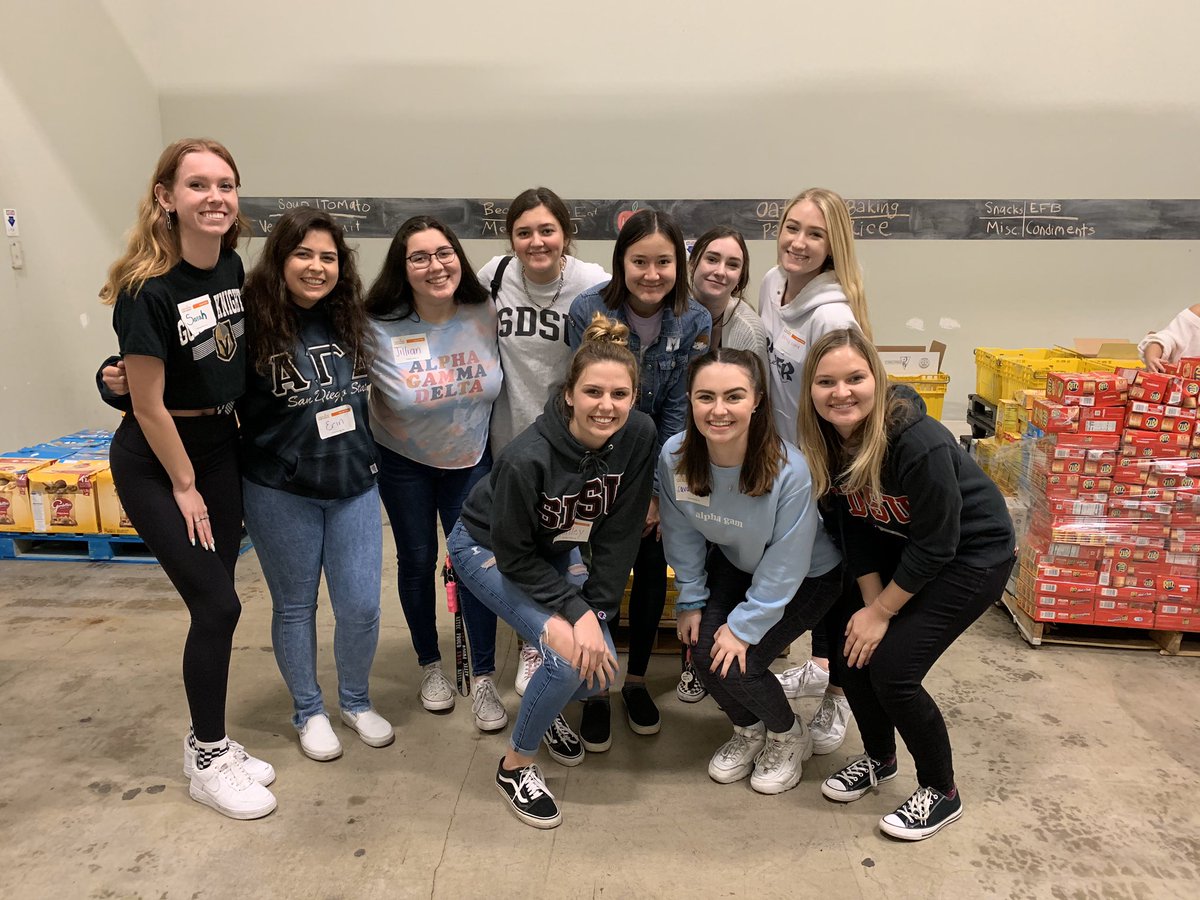 SavannahRShaver's tweet photo. Yesterday evening I volunteered at Feeding San Diego with my sorority Alpha Gamma Delta. Our team sorted through 1,800lbs of food! @FeedingSanDiego @AlphaGamSDSU #FeedingSanDiego #FoodReclamation #AlphaGamSDSU https://t.co/ojBx3tthUg