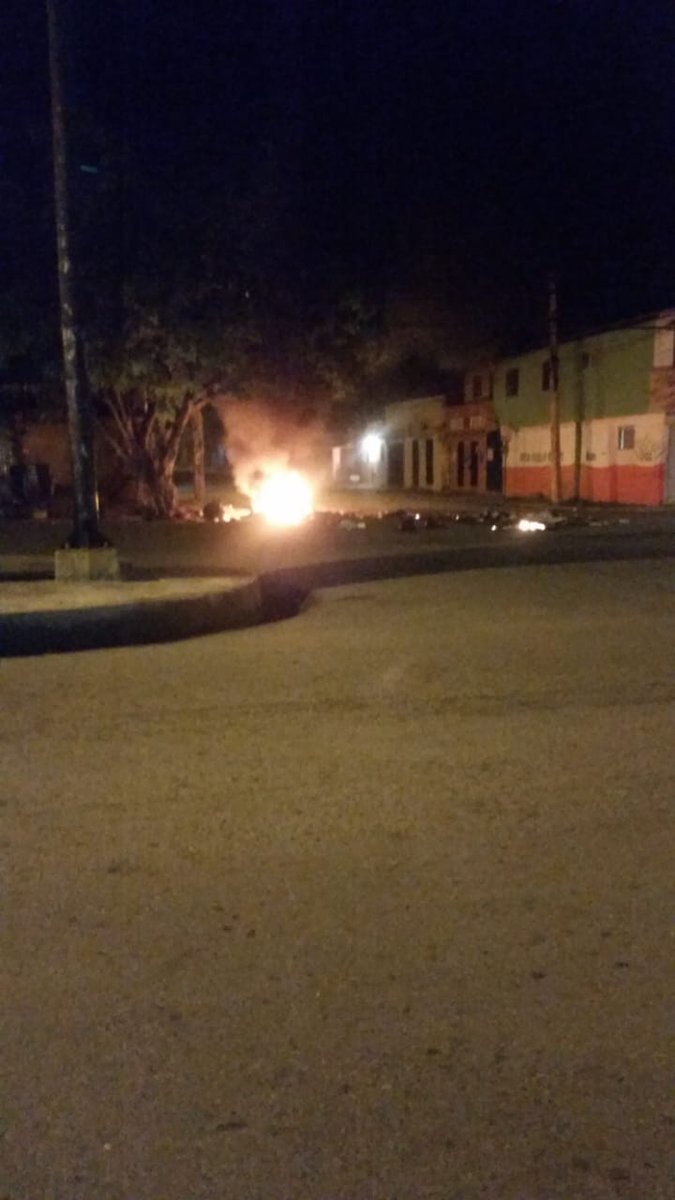 DanelJerez's tweet photo. Arden diferentes sectores de San Francisco de Macorís Exigiendo #JCErenunciaYa #PaFueraLaJunta #SeVan #PLDOUT #PaFueraLaJunta #FinDeLaImpunidad #RDprotesta #PLDMafiosos #RenunciaPlenoJCE #RenunciaJCE https://t.co/TFCVcIBbe5