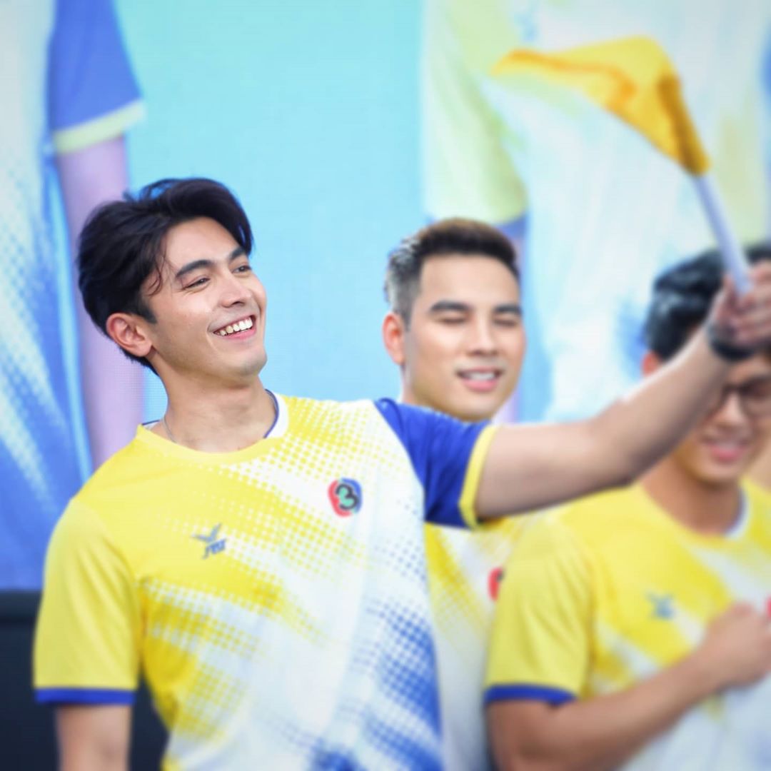 ไม่ได้ดึงมันตึงเอง😅 ปีนี้สีเหลืองนะจ๊ะ💛💛💛