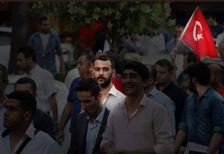 YmaviB's tweet photo. "Ölürsem, benim resmimi de asarlar mı ?" diye sormuşsun arkadaşına.
Astık yiğidim. Uçan kuşlar bile aşina Turan bakışlarına. 
İsmini kazıdık aslanım, yeni doğmuş bebeklerin bile akıllarına.  
#FıratYılmazCakıroğlu
Ruhun şad olsun yiğidim 🙏 https://t.co/KLR2ibmoqn