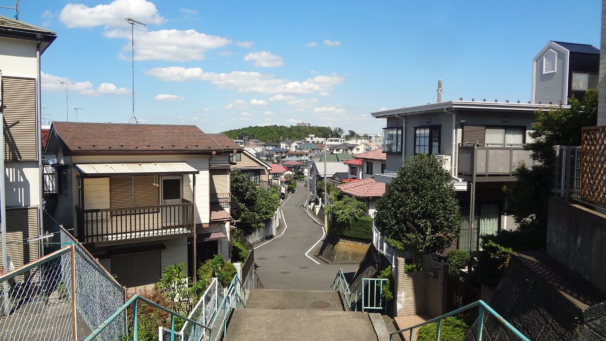 furamitsu's tweet photo. 見物に集中したいのですが、つい撮影もしてしまいます。スマホにしてから尚更です。
誰に見せることもないばかりか、結局、自分で見返すこともほぼない、そんな写真が溜まっていく一方なので、ネットで公開することにしました。よろしくお願いいたします。#斜面住宅街 #階段 #坂道 #路地 #アーケード https://t.co/EePR8IRtmI