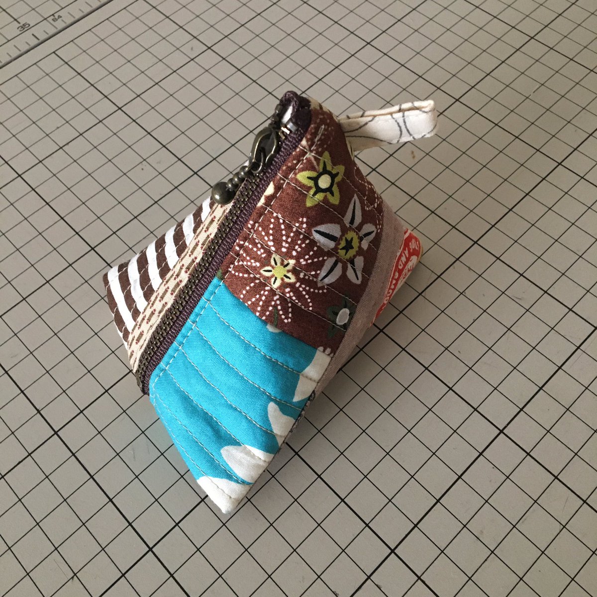 kumikonote's tweet photo. 46日目パッチワークのテトラポーチ #ハンドメイド1日1作　#qayg https://t.co/3XrZZkMUj1