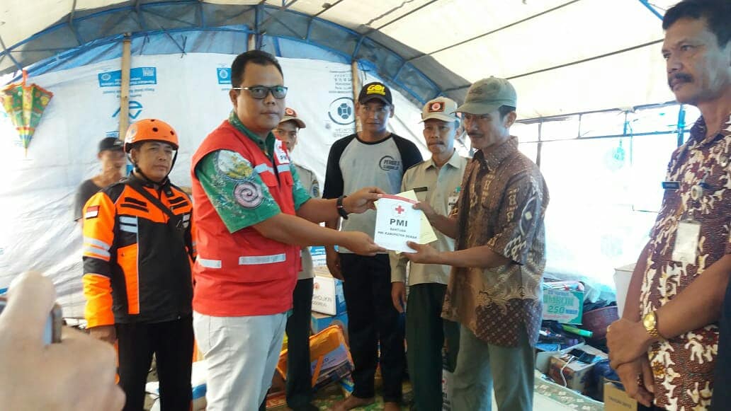 PMI bersama BPBD, Dinsos dan Baznas Kab. Demak distribusikan bantuan kepada korban kebakaran rumah di Ds.Tlogorejo, Kec. Guntur, Demak (20/2/2020). Semoga bermanfaat ya #sahabatPMI 
Salam tangguh, 
Salam kemanusiaan
Siamo tutti fratelli 💪💪