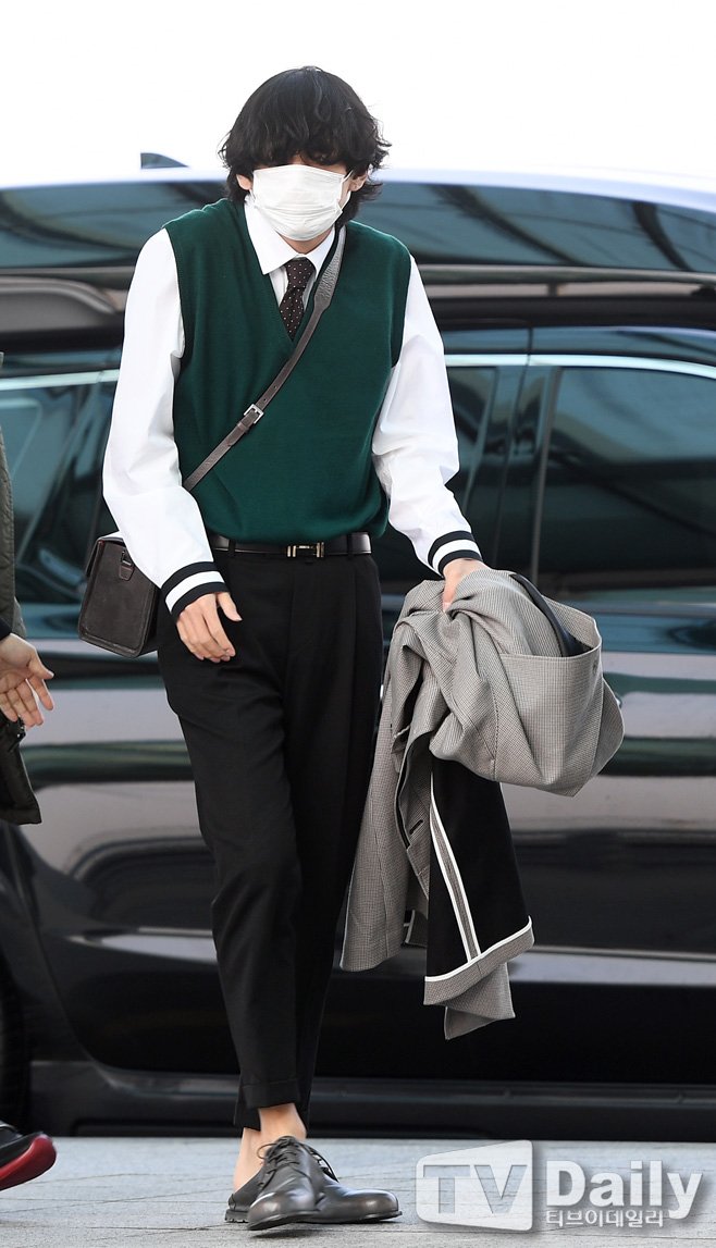 Kim Taehyung Closet on X: [Accessories Bag] 200220 #BTS #V departure to NY  Leica Nylon System Case    Hermès H au Carre belt buckle  John Henric Brown Tie   #뷔 #