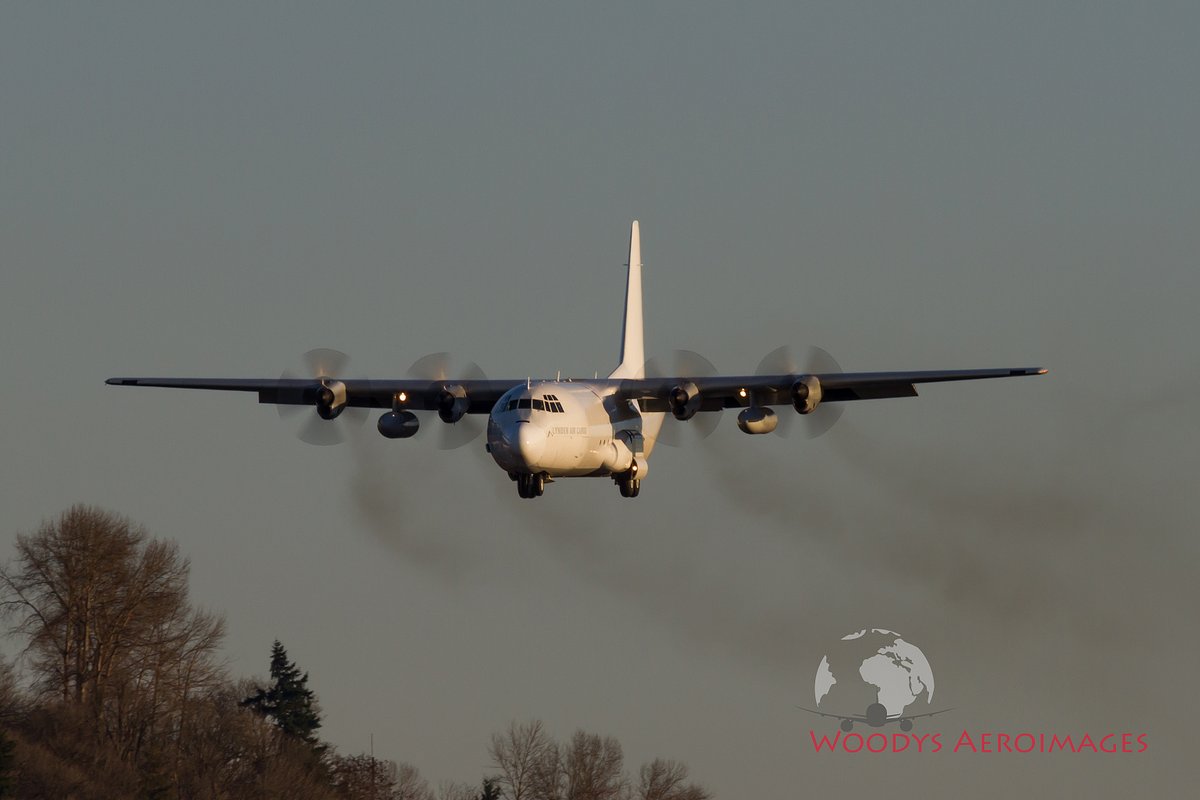 AeroimagesChris's tweet photo. Lynden Air Cargo Lockheed L-100-30 (Model 382G) arriving at KBFI tonight. #N409LC https://t.co/Kg1XJWDVJN