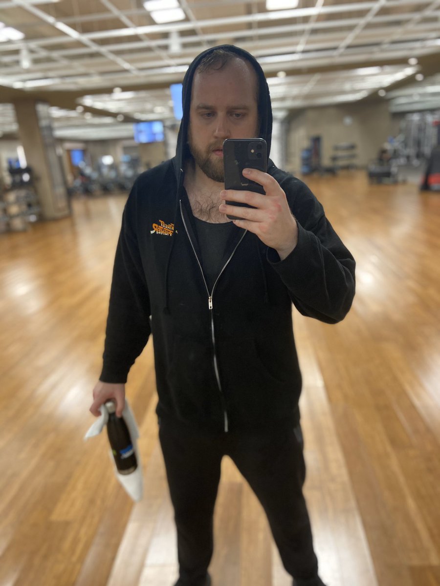 Mattikus_'s tweet photo. Leg day kicked my butt but I survived. Rocking the #StreetFighter #splitframe hoodie! Might stream tonight back on the rog grind. #SFVCE https://t.co/0nRRAmf0jJ