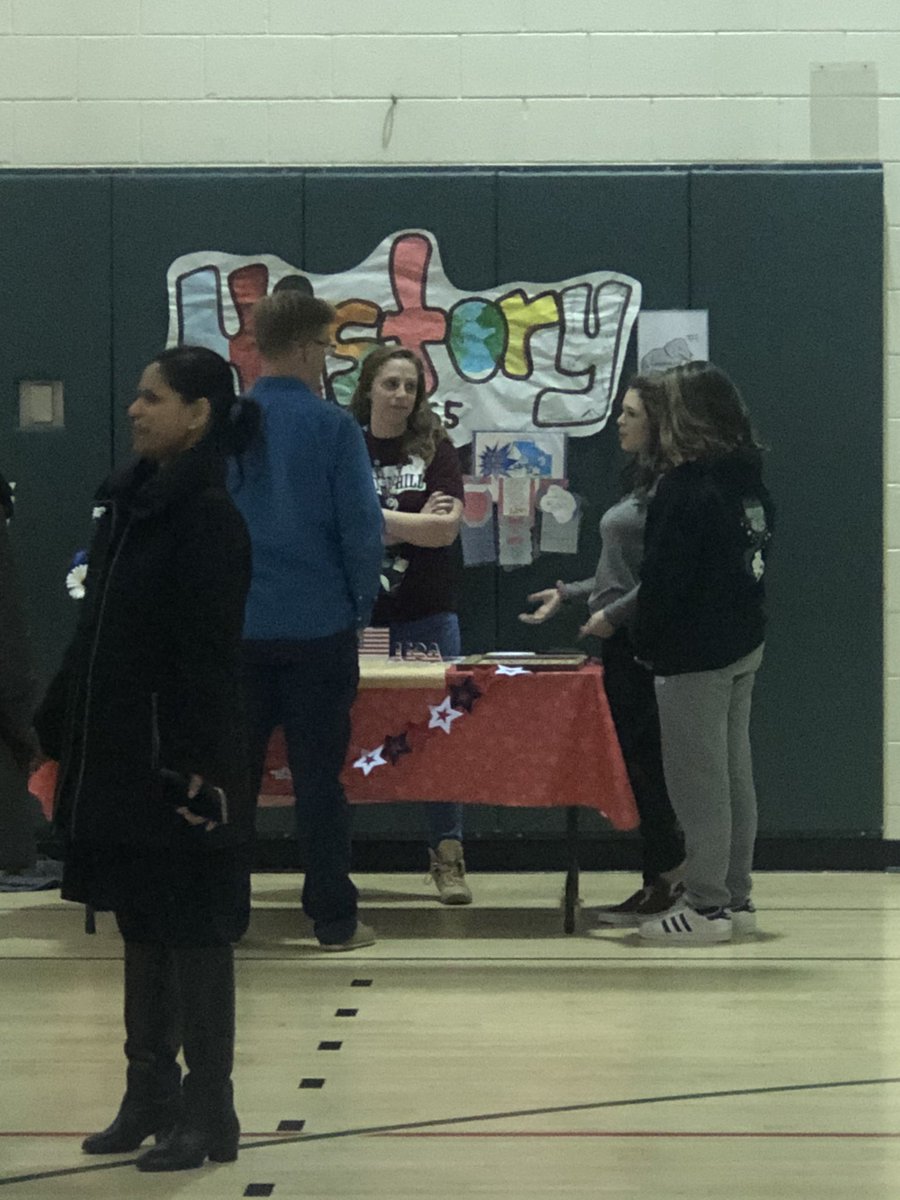 Crisvbmiller's tweet photo. Such a great time welcoming the parents of our rising 6th graders! And rockstar students and staff shining all night long as they share just some of what makes Stone Hill so incredibly special.  #stingraysforlife #babystingrays @StoneHillMiddle https://t.co/Ppq81CoSR2