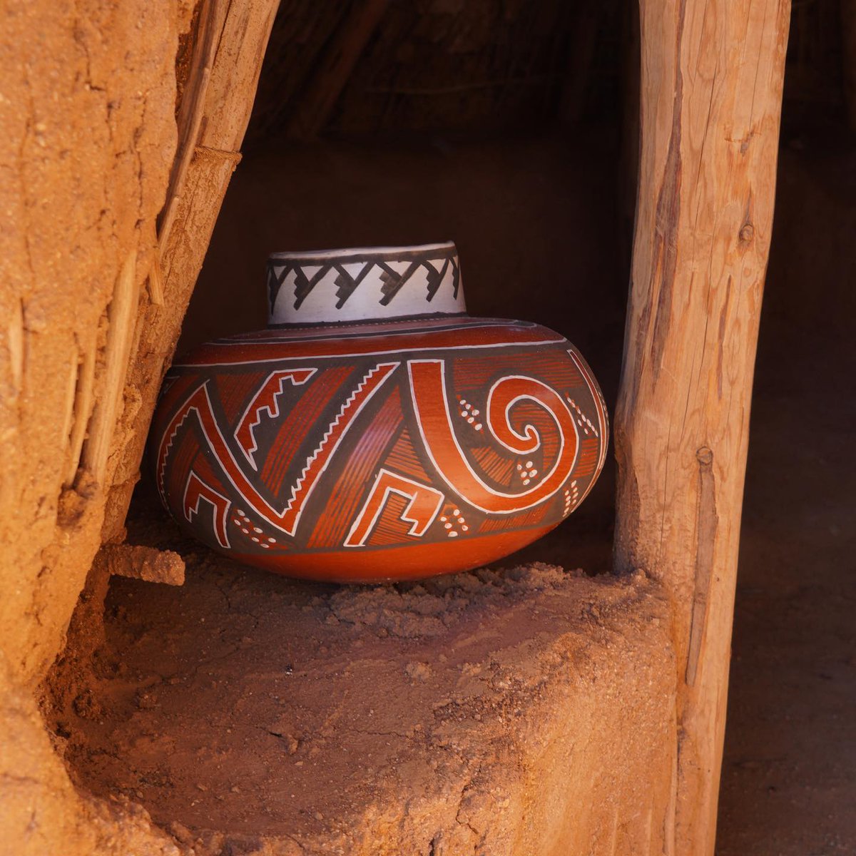palatkwapi's tweet photo. Did a Four Mile Polychrome pot ever sit in a pit house prehistorically? By some strange twist of fate here sits my Four Mile jar in a pit house in the twenty-first century
#experimentalarchaeology #handbuiltpottery #primitivepottery #pottersofinstagram #madefromnature https://t.co/xxjDKKGsPz