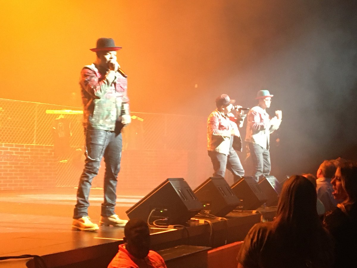 Hot105's tweet photo. 🎶If I were you I’d take...PRECAUTIOOOON...and ⬅️SWIPE➡️ to see how @envoguemusic and BellBivDevoe brought down the house TONIGHT @browardcenter
#BrowardCenter #Bell #Biv ##Devoe #Envogue https://t.co/zfTfRKmzMP