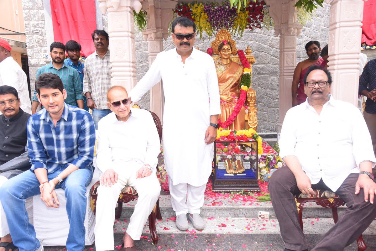 BA Raju's Team on Twitter: "Superstar Krishna garu, Rebel star Krishnam Raju  garu, Superstar @urstrulyMahesh, Guntur MP @JayGalla and @ItsActorNaresh at  #VijayaNirmala gari Statue inauguration https://t.co/J92xIe1ZyQ" / Twitter